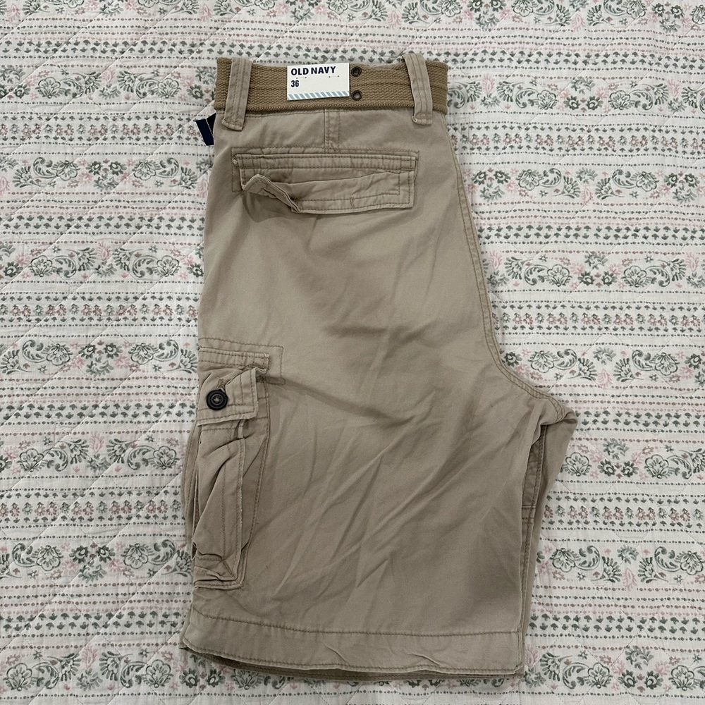 NWT Old Navy khaki cargo shorts with belt